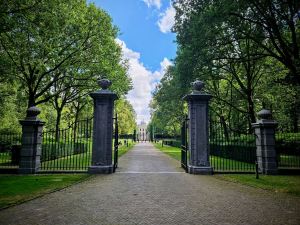 Gates outside Royal Palace 'Huis ten Bosch'