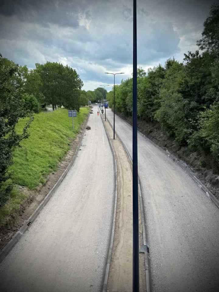 Crossing the N206 Doctor Lelylaan, being resurfaced