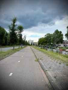 On the cycle path on Dobbedreef, between the road and canal