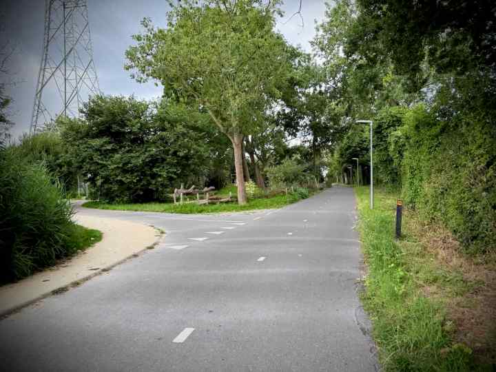 Turning on the Baron van Heemstrapad cycle path
