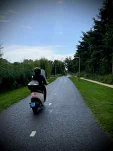 Motorbike passing on Van Wassenaerlaantje