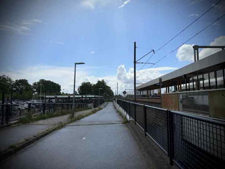 Passing Voorschoten station