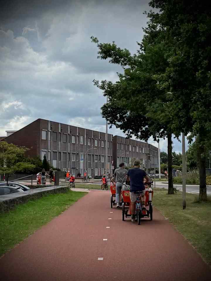 Bike bus on Klapwijkseweg