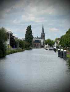 View along the Vliet canal from Sijtwendebrug bridge, towards Leidschendam