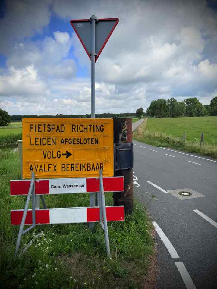 Sign saying path to Leiden is closed