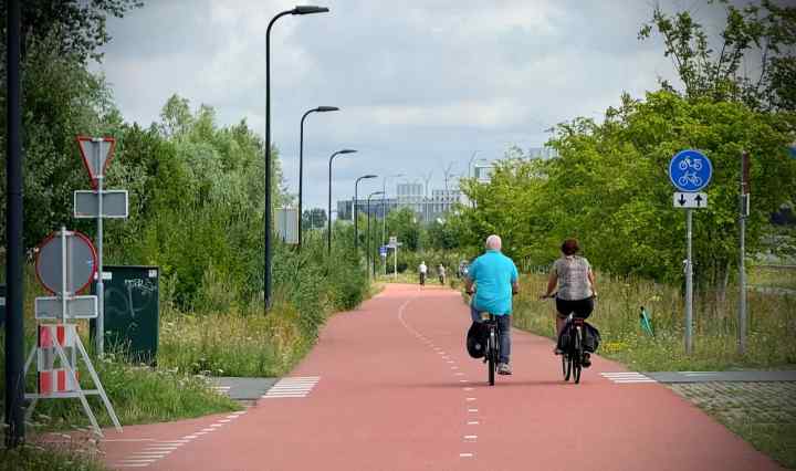 Cycling on the path next to Ommedijkseweg