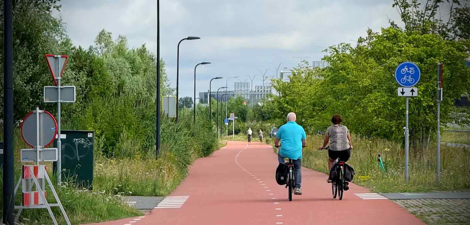 Cycling on the path next to Ommedijkseweg