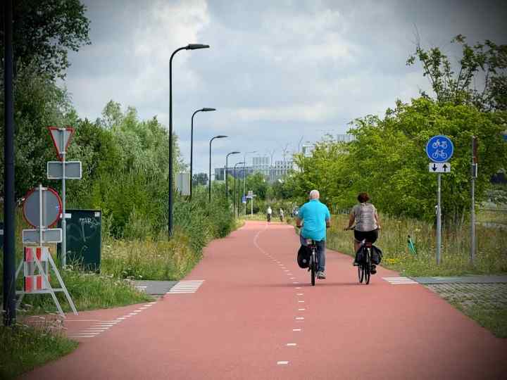 Cycling on the path next to Ommedijkseweg