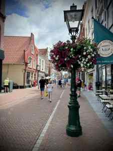 Walking along Haarlemmerstraat