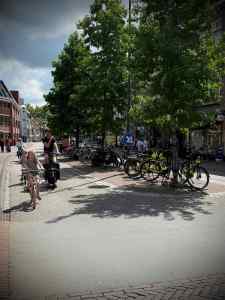 Parent and kids cycling on Korevaarstraat