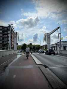 Crossing Haagsche Schouwbrug bridge
