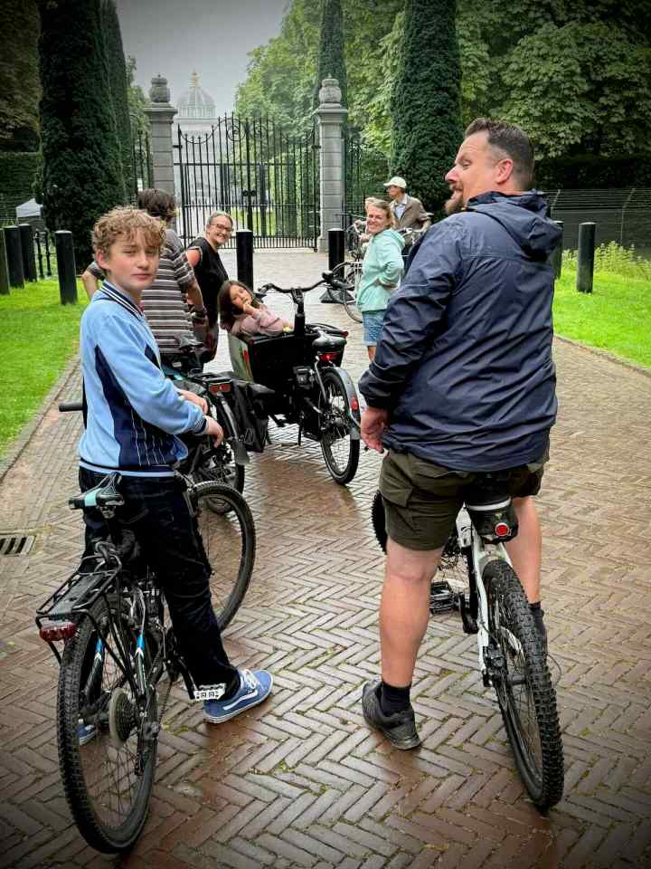 At the gates of the Royal Palace ‘Huis ten Bosch’