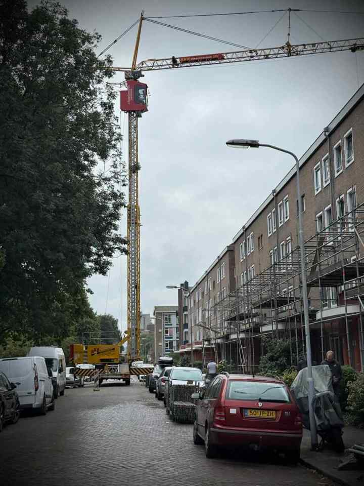 Crane and road closure on Spinozalaan