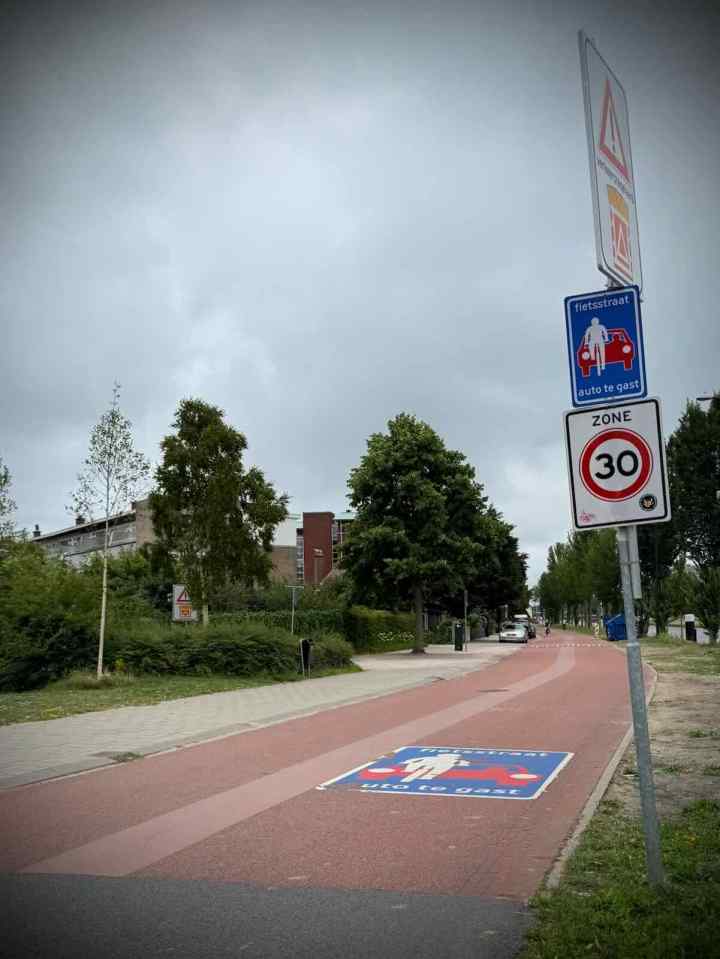 A fietsstraat (cycle street) on Delftweg