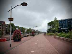 On Houttuinen, approaching Delft Station