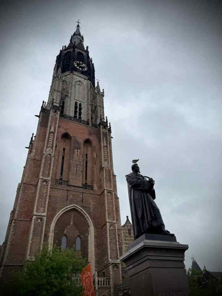 Looking up to Nieuwe Kerk