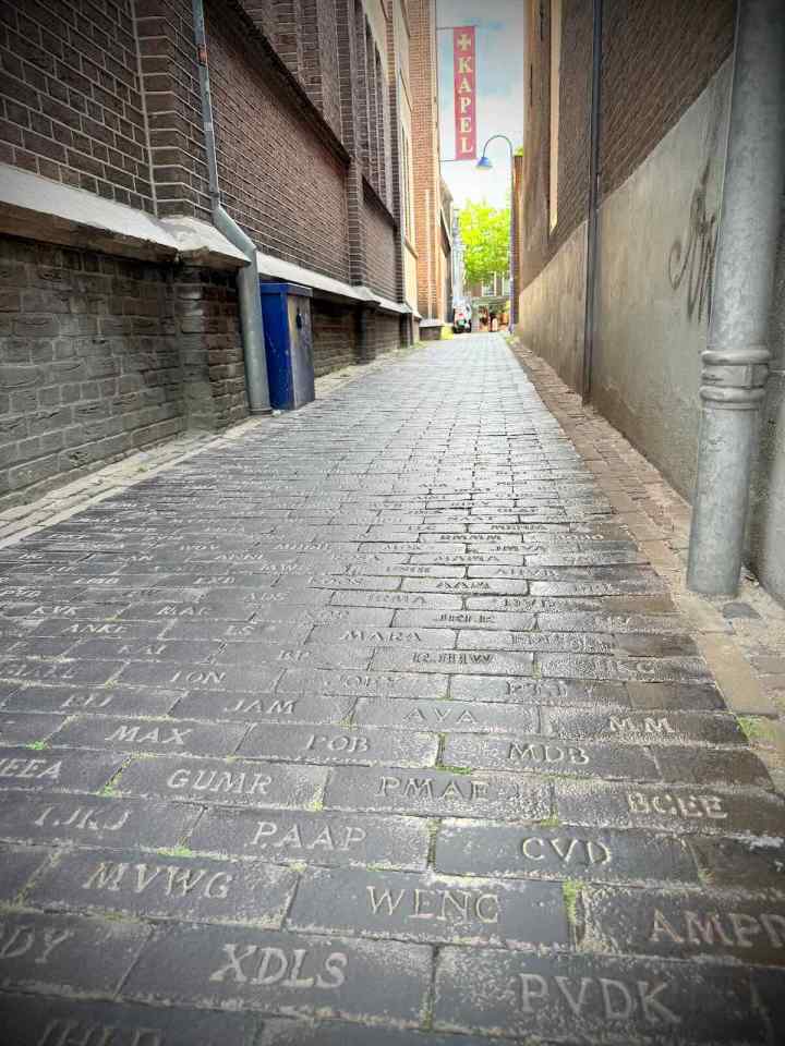 Brick path at Delft is goud