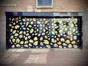 Garage doors on Papenstraat, painted by Jeanne Dekkers