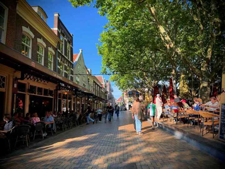 People sitting out in the sun in Beestenmarkt