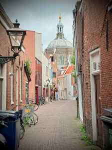Vrouwenkerksteeg, towards Marekerk