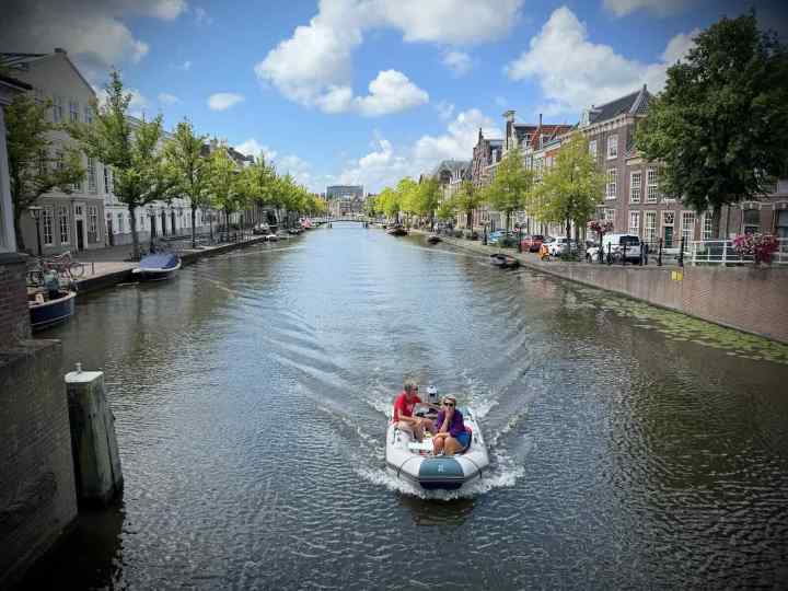 Boat about to pass under Marebrug on Oude Vest