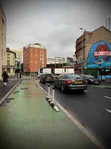 Wand-protected cycle lane