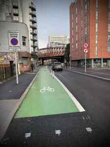 Wand-protected cycle lane