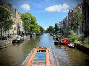 Boat passing on Herengracht