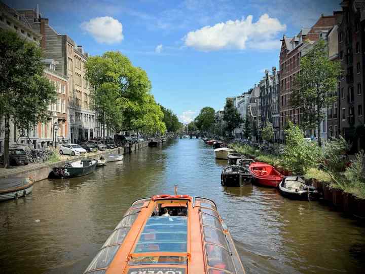 Boat passing on Herengracht