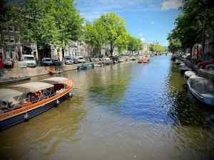 Boats passing on Keizersgracht