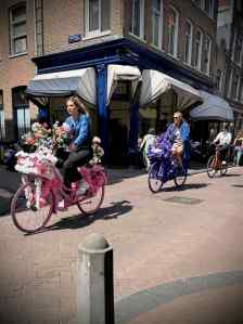 Floral bikes passing on Tweede Egelantiersdwarsstraat
