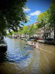 Boat passing on Herengracht