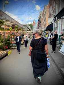 Passing the flower market on Singel