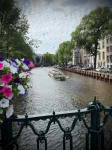 Sightseeing boat on Herengracht