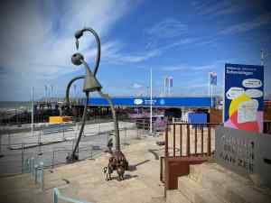 De Huilende Reus sculpture