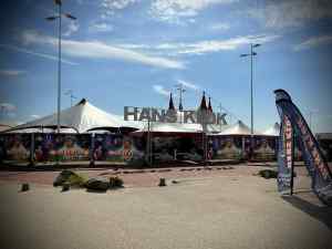 Hans Klok and Friends on the beach at Scheveningen
