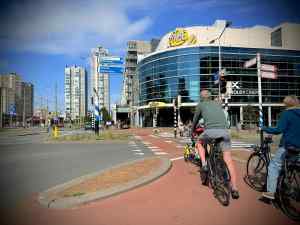 Waiting to cross Kurhausweg
