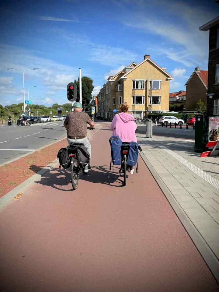 Couple riding along Zwolsestraat