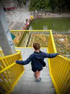 Walking down Uitzichtpunt Binnenhof