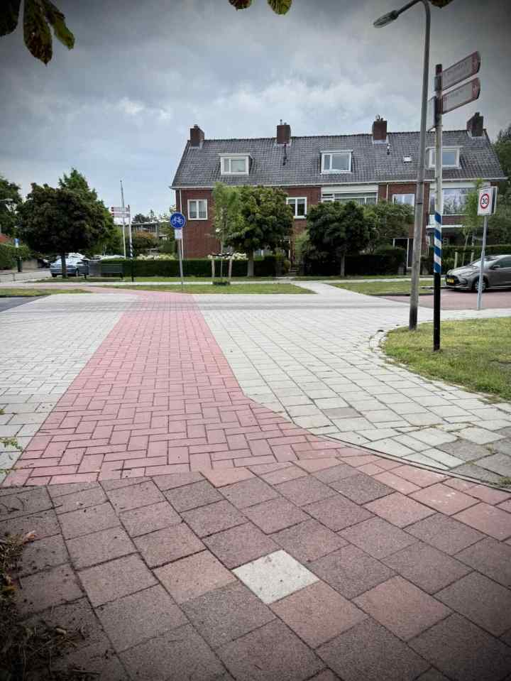 Continuous footway and cycleway across Storm van 's-Gravesandeweg