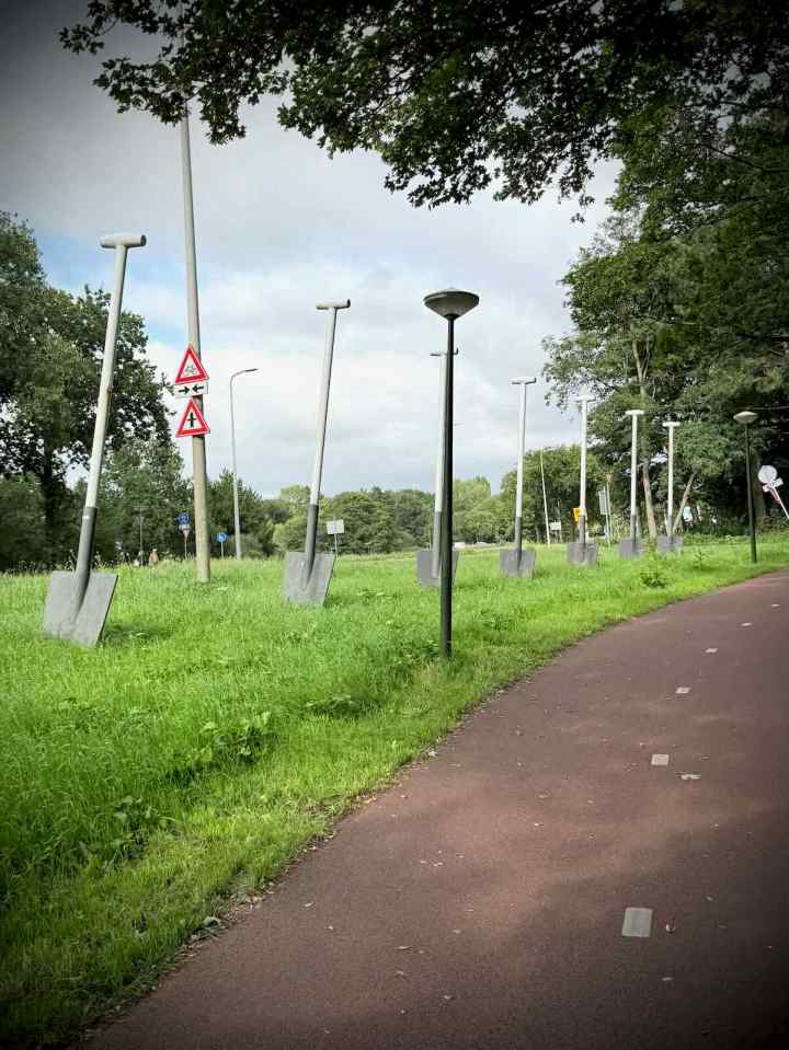 Seven Spades sculpture