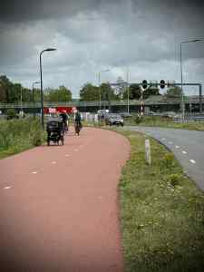 Cycle path next to the A44 on Ommedijkseweg