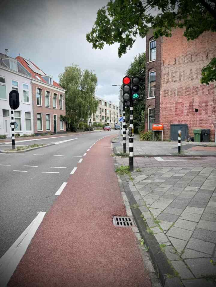 Painted lane and cycle traffic lights on Haagweg