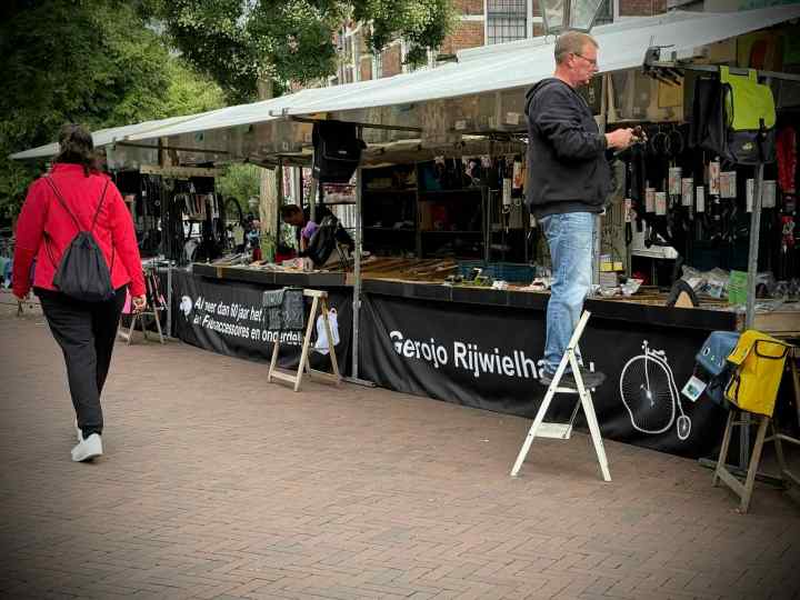 Cycling market stall on Gangetje