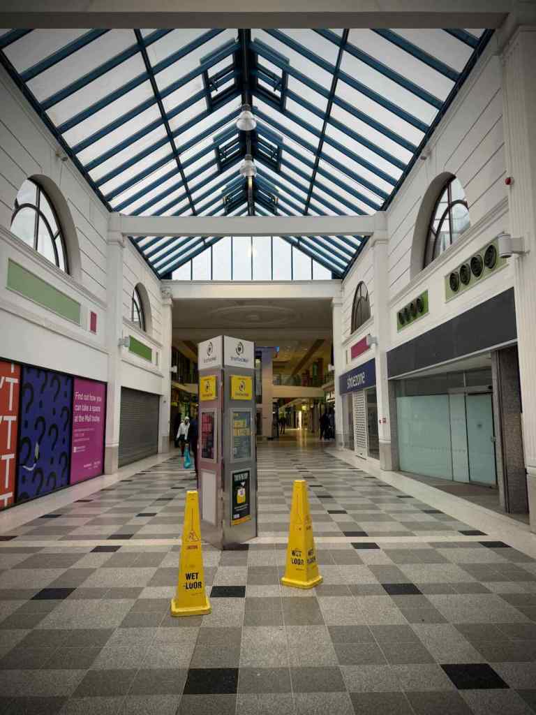 Inside the mall extension, built in the 80s