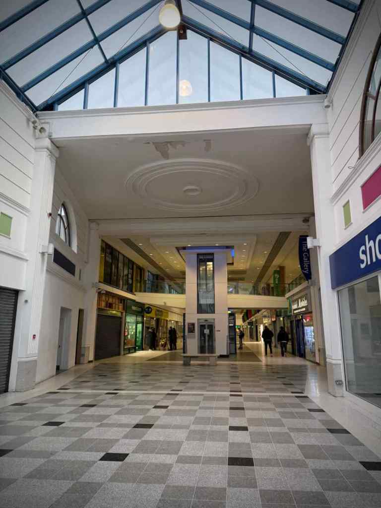 Inside the mall extension, built in the 80s