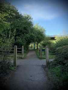 On Redway, approaching Portway bridge
