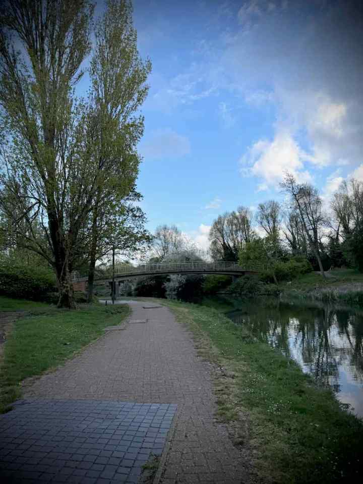 Redway next to the Grand Union Canal